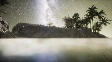 hermosa playa tropical de fantasía con estrella de la vía láctea en el cielo nocturno video