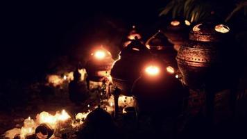 altar dorado con velas en la noche video