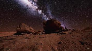 rocas rojas y cielo nocturno de la vía láctea en moab, utah video