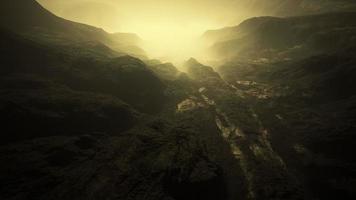 montagnes noires dans un épais brouillard video