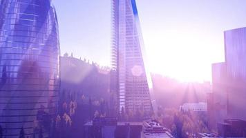 Skyline der Stadt mit städtischen Wolkenkratzern bei Sonnenuntergang video