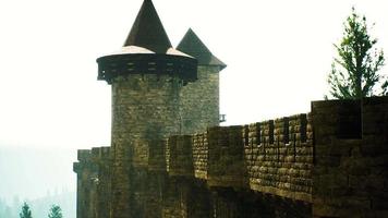 vieux murs de château au coucher du soleil video