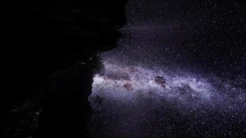 Estelas de estrellas de astrofotografía 4k sobre paredes de cañones de arenisca video