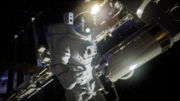 astronauta fuera de la estación espacial internacional en una caminata espacial video