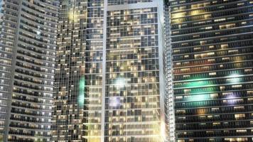 arquitetura noturna de arranha-céus com fachada de vidro video