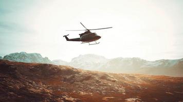 elicottero dell'era della guerra del Vietnam al rallentatore nelle montagne