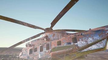 vieil hélicoptère militaire rouillé dans le désert au coucher du soleil video