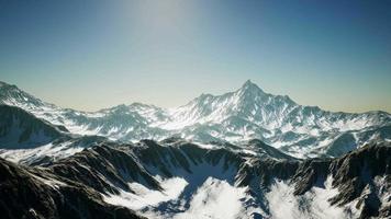 8k luchtfoto berglandschap op grote hoogte video