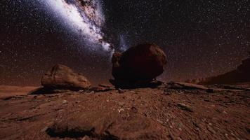 rochas vermelhas e céu noturno da via láctea em moab utah video