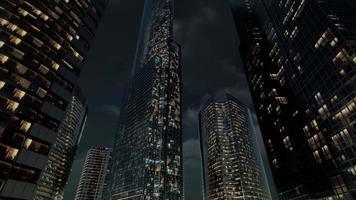 glazen skyscrpaer kantoorgebouwen met donkere lucht