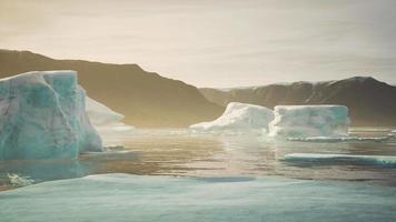 grandes icebergs perto da região da Groenlândia