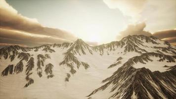 zonsondergang in de bergen van de Alpen video