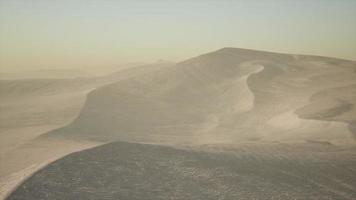 vista aérea de grandes dunas de arena en el desierto del sahara al amanecer video
