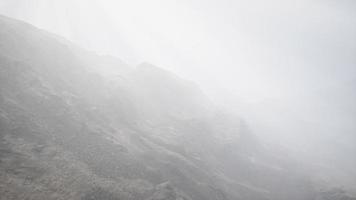 rayos de sol contra el telón de fondo de las montañas video