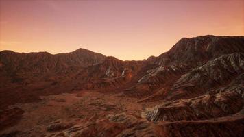 incredibili formazioni di arenaria nel famoso tramonto nella valle del monumento video