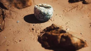 gammal fotboll boll på sandstranden video