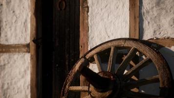 gammalt trähjul och svart dörr på vita huset video