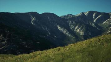 vista panorámica del paisaje montañoso alpino en los alpes video