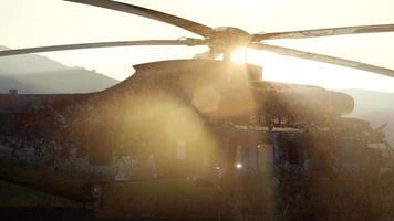 antigo helicóptero militar enferrujado video