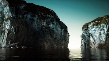 8k islas de noruega con rocas y acantilados video