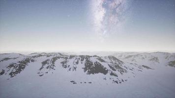 voie lactée au-dessus d'un terrain couvert de neige video