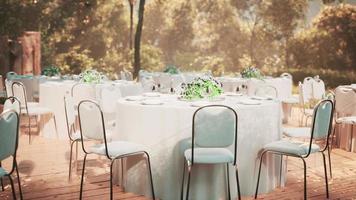 mesa y silla de mimbre vacías en el jardín del bosque del restaurante al aire libre video