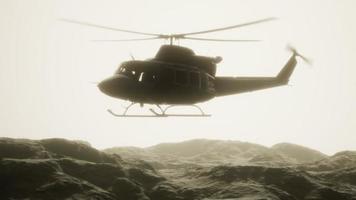 Helicóptero militar de los Estados Unidos en cámara lenta en Vietnam video