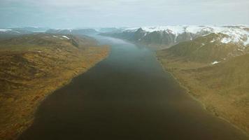 fiordes noruegueses mar nevoeiro pôr do sol montanha paisagem video