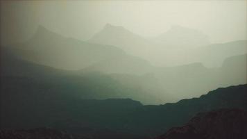 brouillard matinal dans la montagne de l'afghanistan video