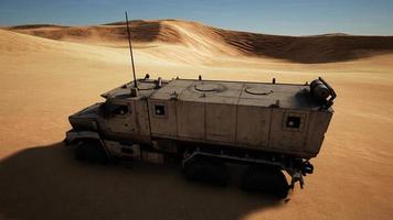 caminhão militar blindado no deserto
