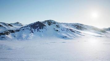 paisagem aérea de montanhas nevadas e costas geladas na Antártida