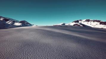 cratera vulcânica coberta de neve na Islândia video