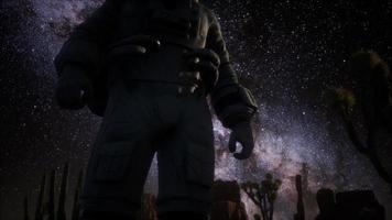 astronauten- und sternenmilchstraßenbildung im death valley video