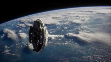 satélite espacial futurista que orbita la tierra video