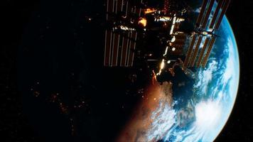estación espacial internacional en el espacio ultraterrestre sobre la órbita del planeta tierra video