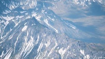 vista aérea paisaje de montañas cubiertas de nieve video