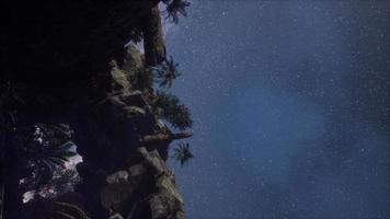 astrofotografia trilhas de estrelas sobre canyon video
