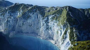 îles de norvège avec rochers et falaises video