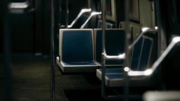 à l'intérieur de la voiture vide du métro de new york video