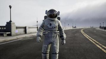 Astronaut im Raumanzug auf der Straßenbrücke video