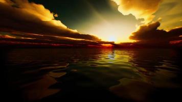 skymningshimlen i färgglatt starkt solljus reflekteras på vattenytan
