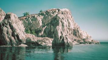 côte de la mer baltique sur l'île rocheuse video