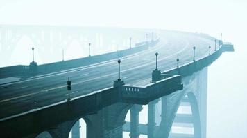 asfalt motorväg och berg i djup dimma video