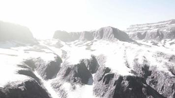 rochas cobertas de neve na estância de esqui video