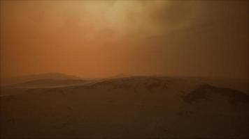 Tempête de sable 8k dans le désert au coucher du soleil