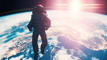 astronauta do homem do espaço no espaço em um fundo do planeta terra azul video