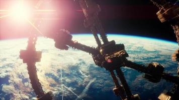 hochdetailliertes riesiges Raumschiff, das sich der Erde nähert video