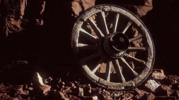 Ancienne roue de charrette en bois sur des rochers en pierre video