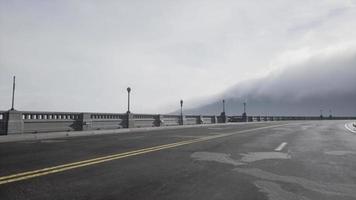 velha ponte de pedra vazia em um dia de neblina video