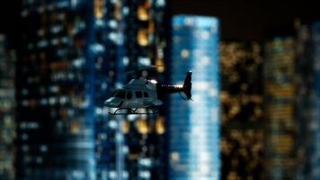 helicóptero a cámara lenta cerca de rascacielos por la noche